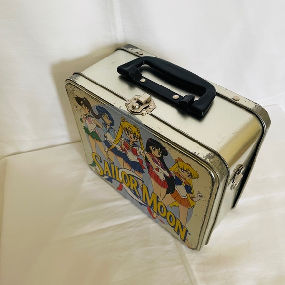 SAILOR MOON Tin Lunch 🗃️ Box. 💗. Will consider ALL offers. - Picture 10 of 10